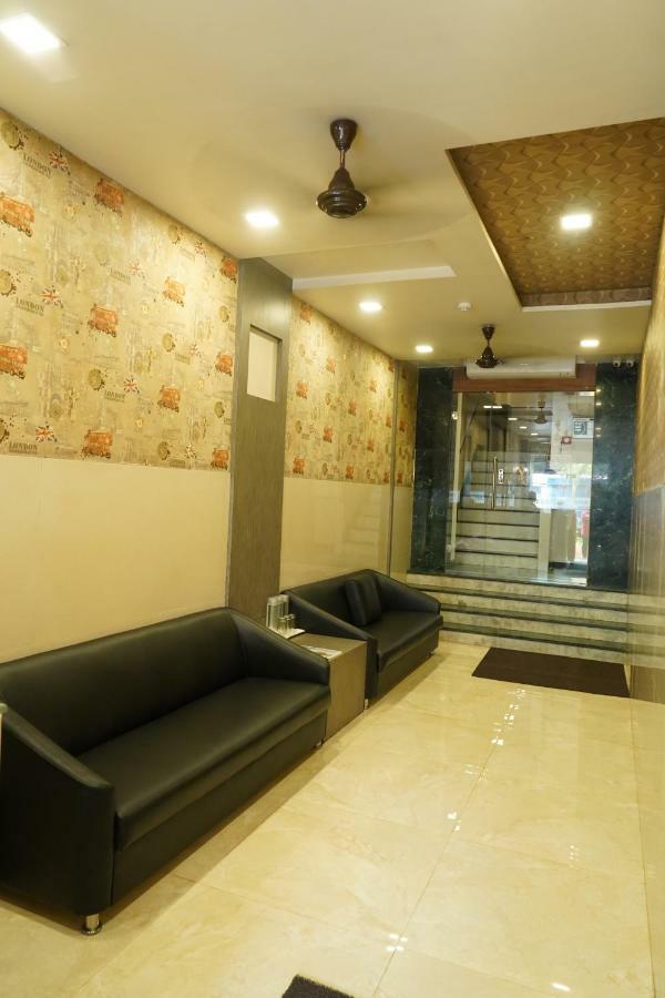 Sharda Residency Hotel Мумбай Екстериор снимка