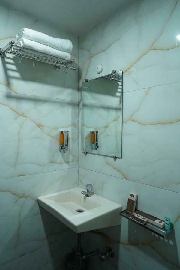 Sharda Residency Hotel Мумбай Екстериор снимка