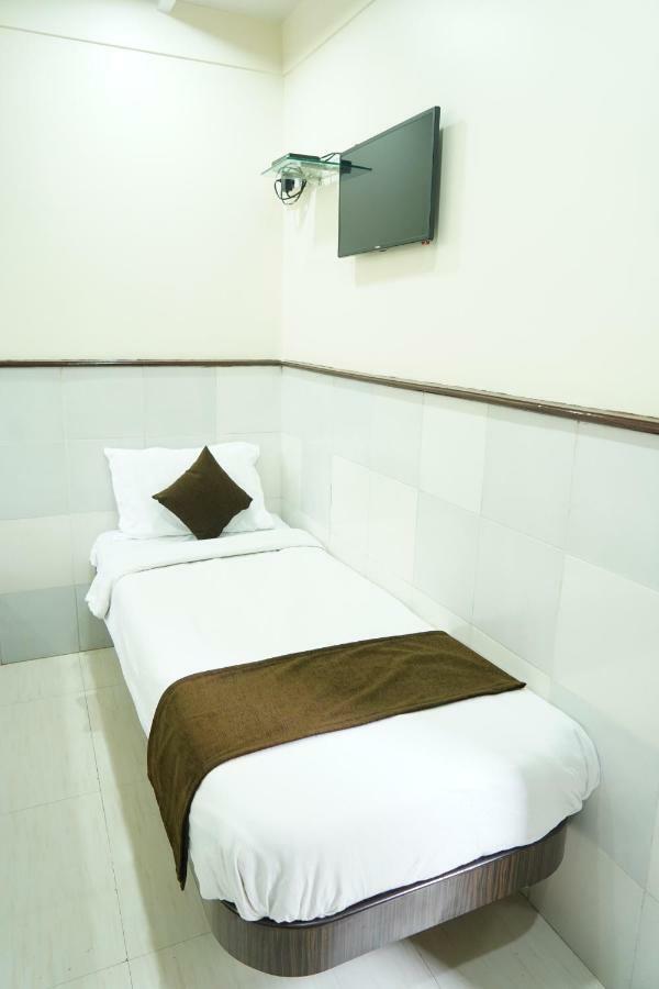 Sharda Residency Hotel Мумбай Екстериор снимка